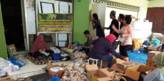 Sejumlah Personil Satgas Yonif Para Raider 501 Kostrad ketika mengumpulkan bantuan untuk korban Lombok