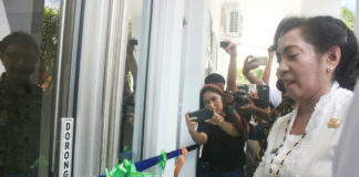 Staf Ahli Gubernur Papua, Ani Rumbiak, ketika menggunting pita sebagai tanda resminya gedung WWF-Indonesia program Papua, di Pos 7 Sentani, Distrik Sentani Kota, Kabupaten Jayapura