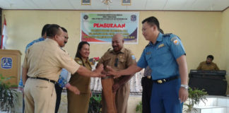 Staf Ahli II bidang keuangan dan ekonomi pembangunan Oktovianus Wanggai ketika memukul Tifa sebagai tanda pembukaan pelatihan LLK-UKM di Biak Numfor