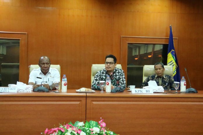 Suasana kegiatan monitoring dan evaluasi rencana aksi program pemberantasan korupsi terintegrasi untuk enam kabupaten di Sasana Karya kantor Gubernur Papua, Dok II Kota Jayapura