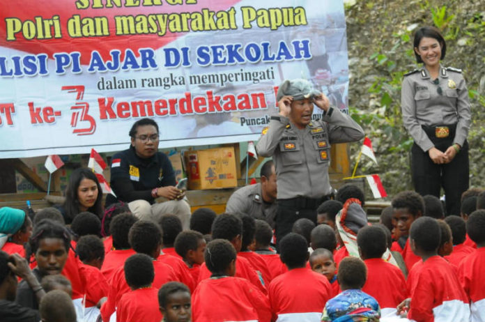 Suasana peringatan HUT Proklamasi Kemerdekaan RI oleh Binmas Noken sekaligus acara bakar batu dan Polisi Pi Ajar Sekolah di Distrik Yambi, Mulia, Kabupaten Puncak Jaya