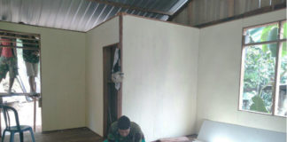 Satgas TMMD saat membangun rumah panggung milik warga Kampung Katuapi, Yapen Waropen