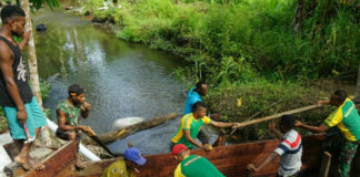 Terlihat Prajurit Satgas Yonif Para Raider 501 Kostrad membangun pasokan listrik di Kampung Kriko, Distrik Arso Timur, Kabupaten Keerom