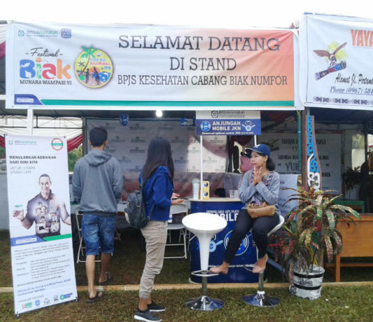 Terlihat Stand BPJS Kesehatan Cabang Biak di kawasan pelaksanaan festival Biak Munara Wampasi