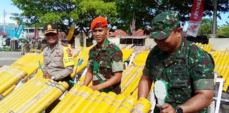 Komandan kodim 1708/ BN saat bermain musik bambu bersama Kapolres Biak Numfor AKBP Rachmad Amsori, SIK.