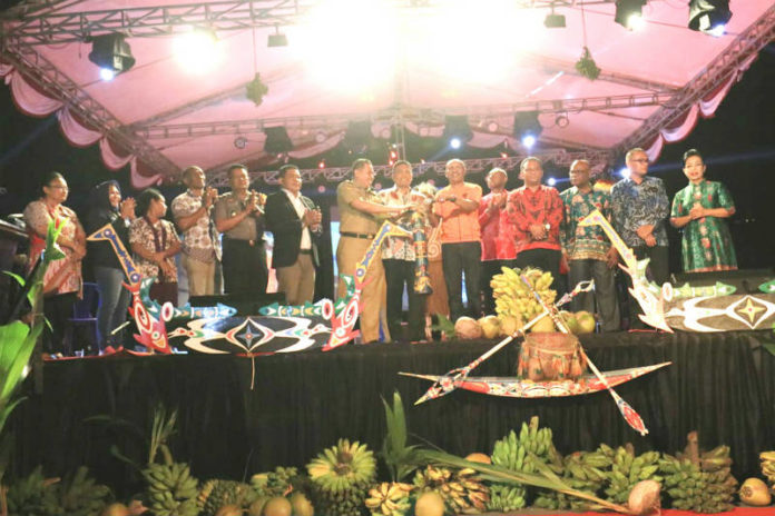 Walikota Jayapura Benhur Tomi Mano didamping Wakil Walikota, DPRD Kota serta forkompimda kota saat menutup Festival Teluk Humboldt Ke-X Tahun 2018