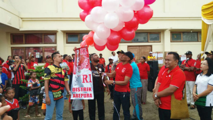 Walikota Jayapura Benhur Tomi Mano saat mencanangkan Kegiatan Bulan Kemerdekaan tingkat Distrik Abepura yang ditandai dengan pelepasan balon udara
