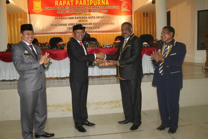 Walikota Jayapura saat menyerahkan Nota Keuangan dan Raperda APBDP kepada Ketua DPRD Kota Jayapura didampingi Wakil Walikota dan Wakil Ketua DPRD