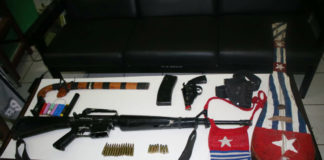 Barang Bukti Dua pucuk Senjata dan Bendera Bintang Kejora saat diamankan