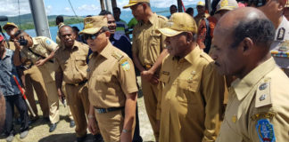 Penjabat Gubernur Papua, Soedarmo ketika memberikan arahan kepada masyarakat di kampung Ambar dan khalio.di distrik Ebungfauw