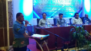 Calon Wakil Bupati Terpilih Kabupaten Mamberamo Tengah Yonas Kenelak saat memberikan sambutan dalam Rapat Pleno KPU