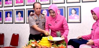 Ketua Bhayangkari Daerah Papua Ny. Irawati Boy Rafli Amar didampingi Kapolda Papua Irjen Pol Drs. Boy Rafli Amar, MH saat memotong tumpeng peresmian Kantor Bhayangkari Papua, Kamis (16/8/2018)