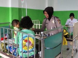 Polwan Polres Jayapura saat menjenguk pasien yang sedang menjalani perawatan di Rumah Sakit Yowari Kabupaten Jayapura, Sabtu (18/08/18)