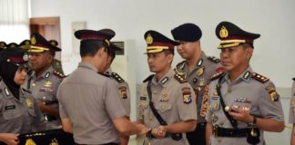 Kapolda Papua, Irjen Pol. Drs. Boy Rafli Amar,MH saat menyerahkan tongkat komando kepada para pejabat Kapolres yang baru dilantik, Sabtu (18/8/2018)