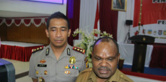 Caption: Bupati Puncak Jaya, Drs. Yuni Wonda dan Kapolres Puncak Jaya, AKBP. Ary Purwanto. Foto: Piet Balubun / PapuaSatu.com