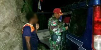 Personel Satgas 501 Kostrad Pos Skamto saat menggelar sweeping, Selasa (21/8/2018) dini hari