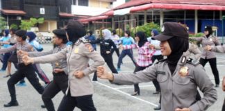 Polwan Polda Papua saat berlatih senam tongkat dan borgol