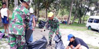 Personil Yonif RK 751/VJS saat membersihkan Pantai Holtekamp, bersama masyarakat sekitar dan pemuda-pemudi Karang Taruna Ifale