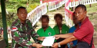 Penyerahan tersangka pembawa ganja di Keerom