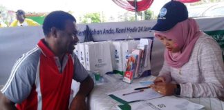 Pengunjung stand BPJS Kesehatan Biak di Festival Biak Munara Wampasi