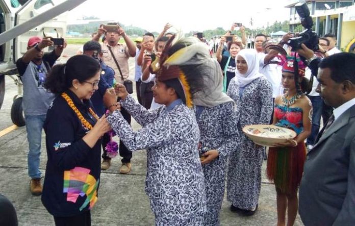 Penyambutan kedatangan Menteri Kesehatan Nila Moeloek di Kabupaten Teluk Bintuni, Provinsi Papua Barat, Rabu (29/08/2018)