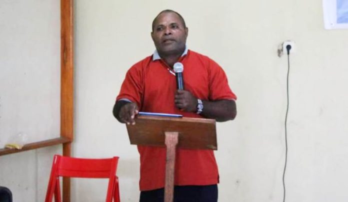 Kepala Distrik Waibu, Wellem Felle, SE saat memberi arahan pada Raker I Ikatan Pemuda Waibu, di Toware, Kampung Kwadeware Sentani, Jum'at (31/8/2018) siang. (Foto : Ist/PapuaSatu.com)
