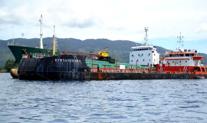 Dua kapal yang ditangkap Dir Polairud Polda Papua atas dugaan melakukan tranfer BBM secara illegal di tengah laut