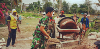 Babinsa Merauke sat membantu pengerjaan pengecoran jalan lingkungan di Merauke