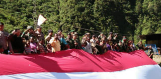 Pemasangan bendera raksasa di Tembagapura