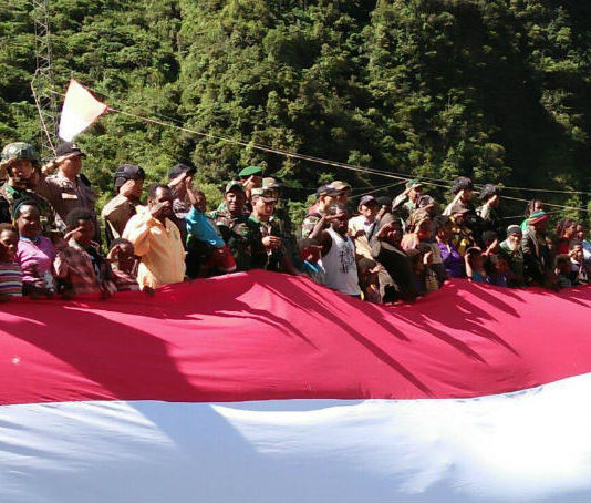 Pemasangan bendera raksasa di Tembagapura