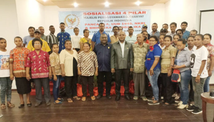 Ketua DPC Partai Demokrat Papua, Boy Markus Dawir bersama kader Partai Demokrat dan peserta sosialisasiempat pilar kebangsaan berfoto bersama