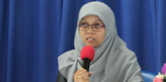 Lia Pujialarasari,S.ST, Kepala Seksi Analisis Statistik Lintas Sektor, BPS Papua saat merilis berita resmi statistic di kantornya, Senin (6/8/2018)