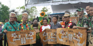 Bupati Keerom Muh. Markum, SH, MH, MM bersama sejumlah pimpinan SKPD saat menunjukkan lukisan kulis kayu yang merupakan salah satu hasil ekonomi kreatif yang ditampilkan pada Festival Budaya Keerom ke-5 Tahun 2018