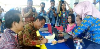 Kepala KPw BI Papua, Joko Supratikto saat menukar kartu ATM-nya di stand Bank Papua, Selasa (21/8/2018)