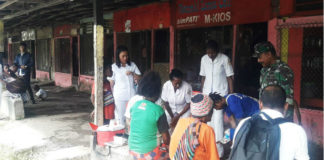 Babinsa Koramil 1710-02/Timika, Serka Rupilu bersama Puskesmas Kwamki Narama memberikan vaksin rubella pada masyarakat, Senin (06/08)