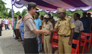 Kapolda Papua, Irjen Pol. Drs. Boy Rafli Amar,MH berjabat tangan dengan salah satu kepala distrik di Kabupaten Sarmi
