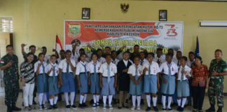 Satgas Yonif 121/MK sebagai panitia berfoto bersama peserta lomba paduan suara tingkat SMA