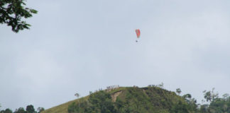 Atlet paralayang saat menunjukkan kebolehannya divestifal paralayang yang dipadukan dengan Festival Seni Budaya yang dipusatkan di Kota Karubaga, Ibukota Kabupaten Tolikara, Rabu (9/8/2018)
