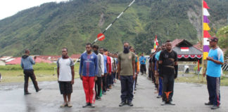 Personel Polres Puncak Jaya dan personil Paskhas AU saat melatih Paskibra