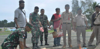 Pemusnahan kulit buaya hasil sitaan Sargas Pamtas di Skow bersama Kantor Karantina, Rabu (1/8)
