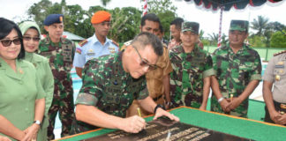 Pangdam XVII/Cenderawasih, Mayjen TNI George Elnadus Supit ketika menandatangani prasasti peresmian Kolam Renang Korem 173/PVB di Kabupaten Biak Numfor