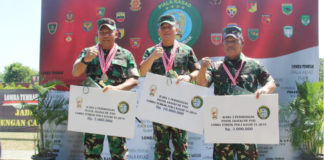 Pangdam XVII/Cenderawasih Mayjen TNI George Elnadus Supit , S.Sos, saat menerima medali emas dan hadiah dalam ajang Piala Tembak KASAD di Lapangan Tembak 600 Divisi I Kostrad, Cilodong, Depok, Jawa Barat, Senin (6/8/2018)