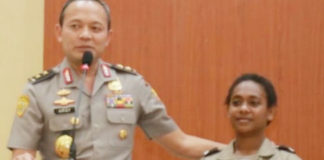 As SDM Kapolri Irjen. Pol. Drs. Arief Sulistyanto, M.Si bersama Natalia Desi Mramra