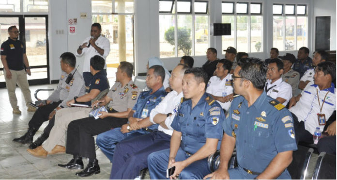 Sejumlah perwakilan dari institusi layanan publik di kawasan Pelabuhan Merauke saat mengikuti sosialisasi Saber Pungli dari Polres Merauke