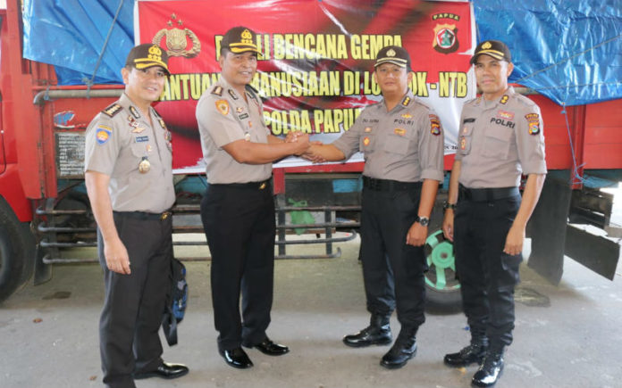 Kapolda NTB, Brigjen Pol. Drs. Achmad Juri bersalam komando untuk Polda Papua yang mengirim bantuan kemanusiaan untuk korban bencana gempa bumi di Lombok