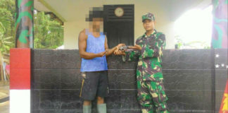 Salah satu masyarakat di Kampung Sawiyatami, Keerom saat menyerahkan senjata api ke Satgas