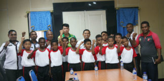 Tim U12 Sepak Bola Kabupaten Keerom berpose bersama Bupati Keerom, Muh. Markum