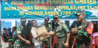 Pembagian sembako kepada warga Kampung Cina Tua, Yapen Selatan