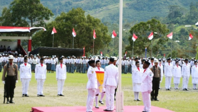 Upacara Peringatan HUT Proklamasi Kemerdekaan RI ke-71 Tahun 2018 tingkat Kabupaten Tolikara di Lapangan Merah Putih yang berlangsung dengan hikmat