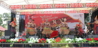 Tarian tradisional khas Batak yang dikolaborasikan dengan tarian khas Papua yang dimainkan sendiri oleh personel Satgas Yonif 121/MK pada vestifal cross border, di Perbatasan RI-PNG, Skow